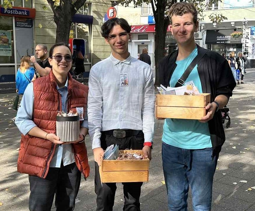 Ученици раздават мъдри мисли от Кольо Фичето, а не предизборни материали