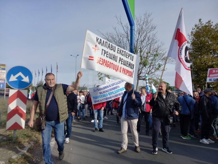 Протестиращите нефтохимици: Не може винаги, когато дойдат избори, да се заиграват с комбината