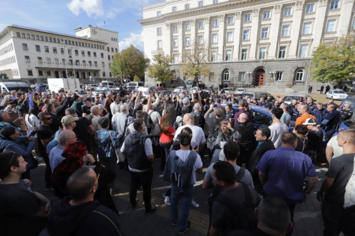  Протест пред ЦИК след решението на изборите да се гласува само с хартиени бюлетини