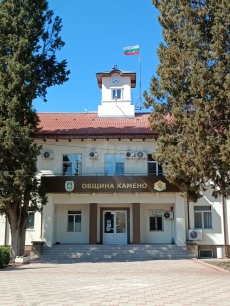 В Камено трима се борят за кметския стол