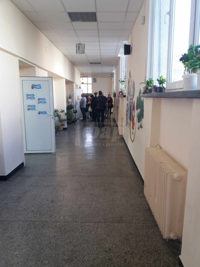 Вяло започна изборният ден в „Зорница“