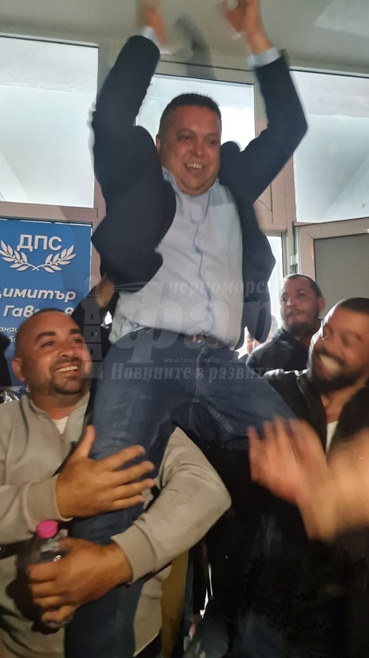Хоро на площада в Сунгурларе, води го новият кмет инж. Димитър Гавазов