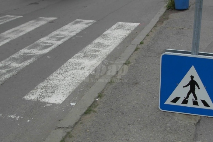 Бутнаха баба на пешеходна пътека