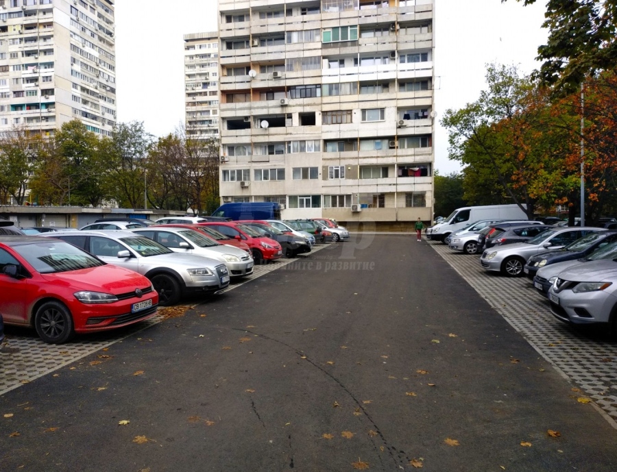 В „Лазур“ обновиха 80 паркоместа