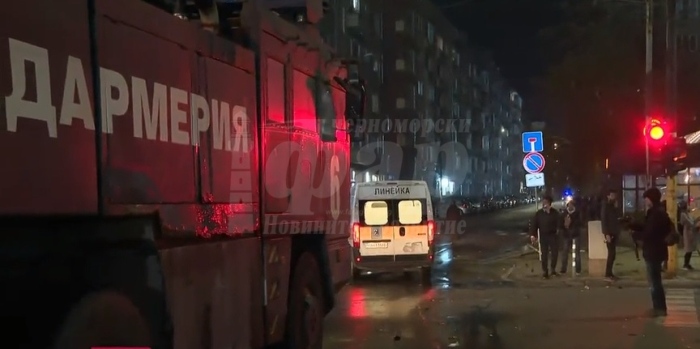 НАПРЕЖЕНИЕ НА ПРОТЕСТА: Водни оръдия, сблъсъци, ранени и арести