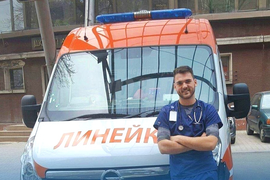 Парамедици правят демонстрация на реакция при пътен травматизъм на Морска гара