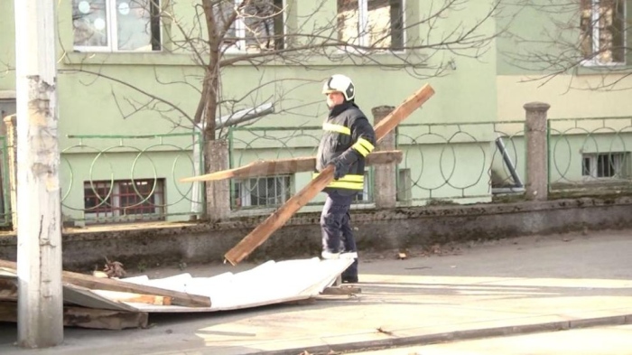 Паднали дървета, щети и опасно време в Бургас