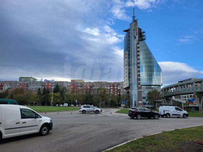 Висяща ламарина на покрива на „Мираж“,  полиция отцепи района