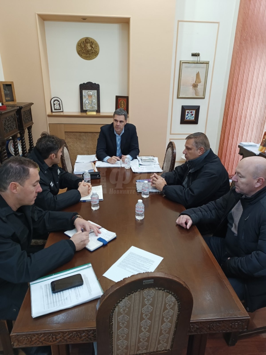 В Бургас: Областната управа ще иска прекратяване на договора със снегопочистващата фирма