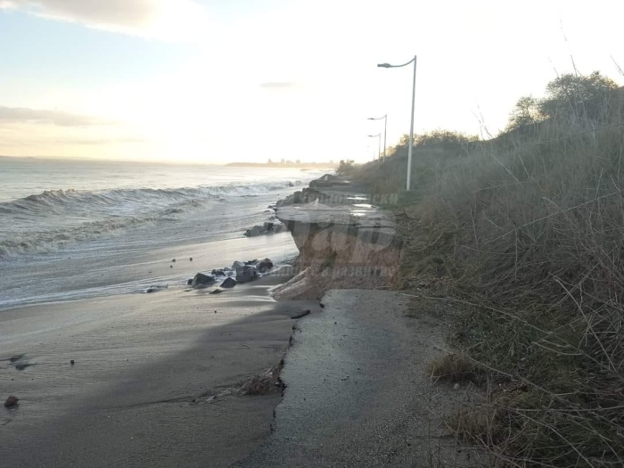 След бурята: Велоалеята към Сарафово се срути в частта със свлачището