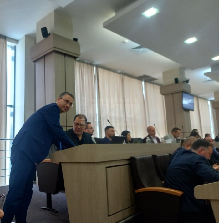 Общинските съветници скочиха на областния управител, подкрепиха декларация на Георги Манев за оставката му