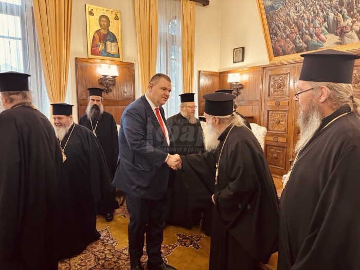 Пеевски на крака пред Синода: Имате подкрепата ни, да укрепвате вярата и да изпълнявате мисията си