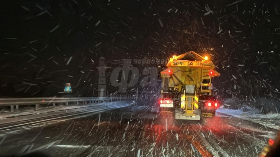 След обилния снеговалеж: Затворени са ключови пътища за движение в страната