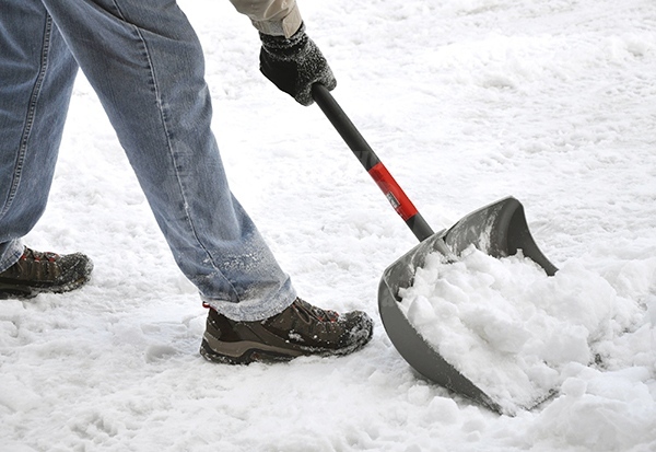 Мъж е с комоцио след семеен скандал за лопати за сняг 