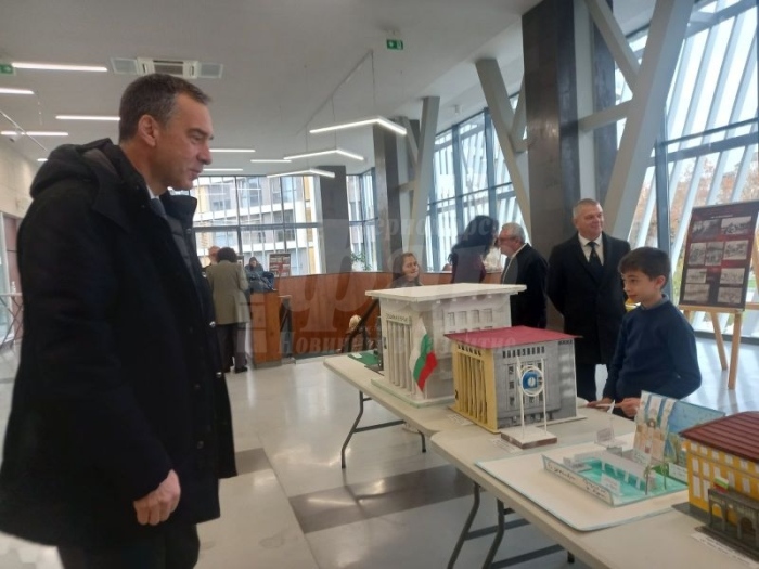Деца от СУ“Иван Вазов“ впечатлиха кмет и съветници с макети на емблематични бургаски сгради 