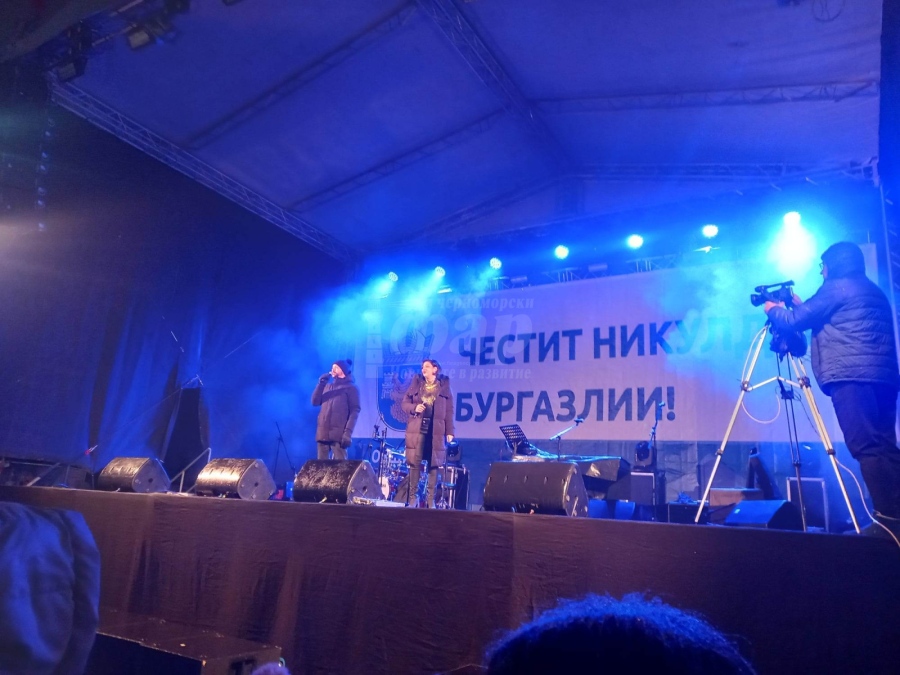 Започна големият концерт. Бургазлии се стекоха на площада /СНИМКИ/