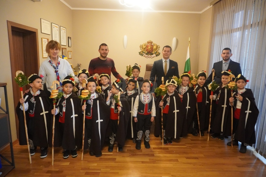 Коледарчета наричаха в Община Царево