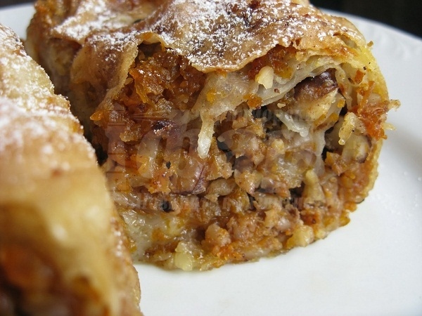 Домакини от Приморско запрятат ръкави за най-вкусен коледен тиквеник 