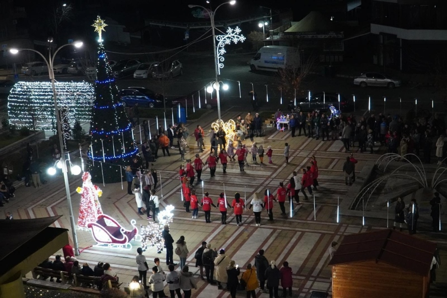 Празнично хоро на мегдана в Приморско
