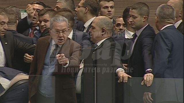 Сблъсък в парламента: „Възраждане“ нападна Йордан Цонев, Делян Пеевски го защити с тяло 