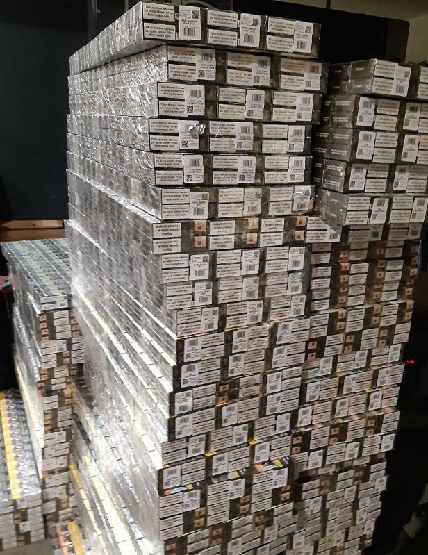 Откриха 11 400 кутии контрабандни  цигари в кухини на врати на камион
