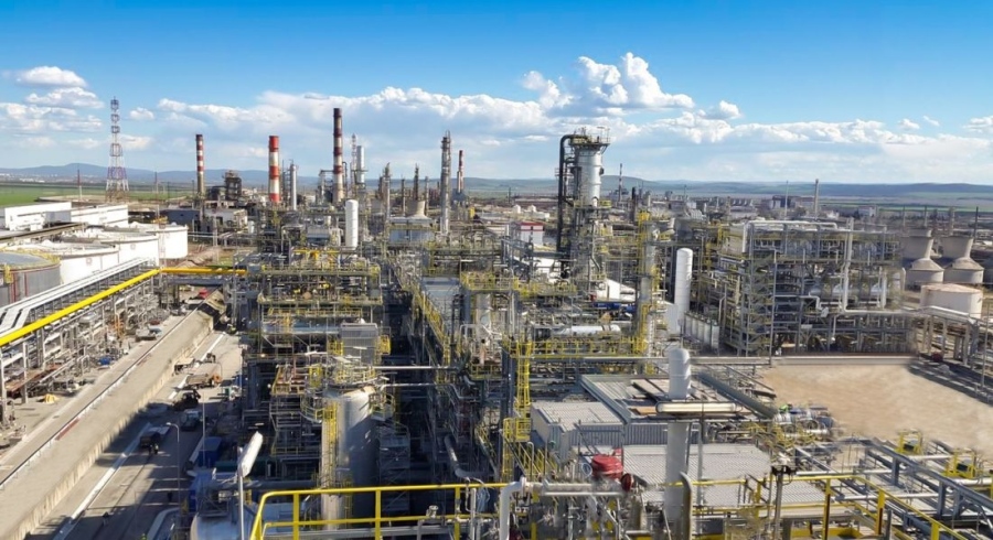 Новата 2024 година може да донесе нов собственик на българската рафинерия в Бургас