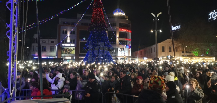 С много емоции Бургас посрещна Нова година на пл. „Тройката“