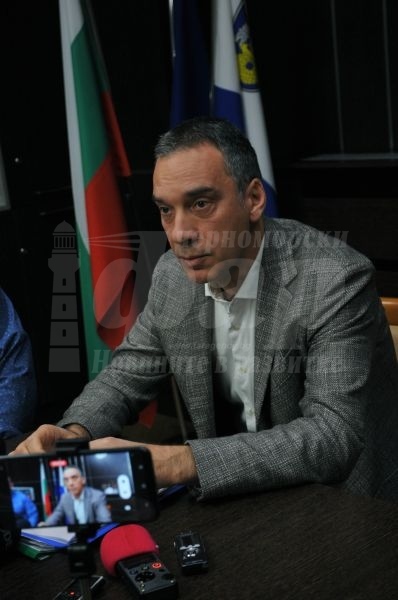 Кметът Димитър Николов за областния управител:  Ще помогне много, ако вместо да се оправдава, проверява и връща – да разреши един проблем