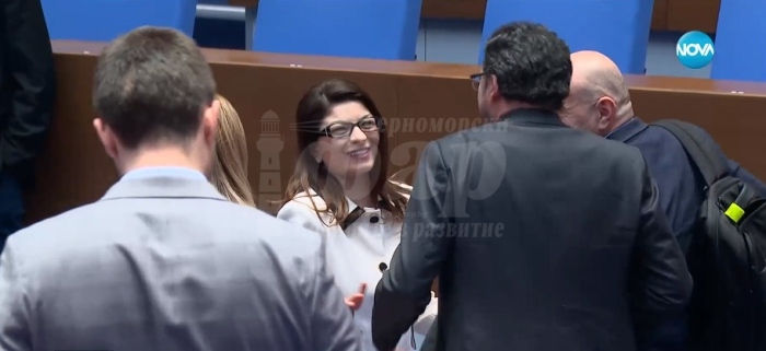 Десислава Атанасова подава оставка като депутат