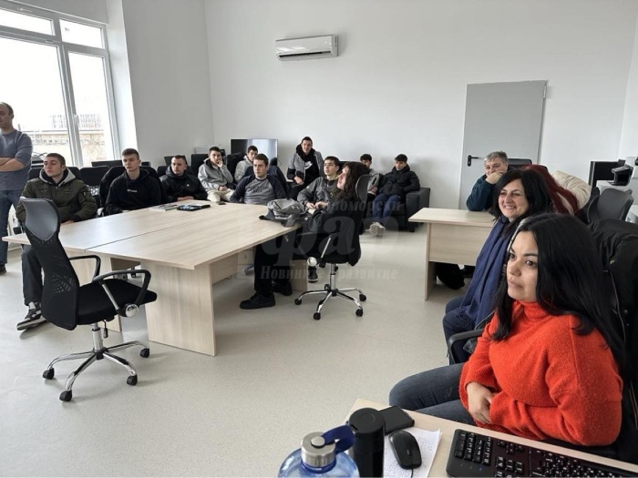 Ученици от Механото посетиха новите лаборатории в Университет “Проф. д-р Асен Златаров”