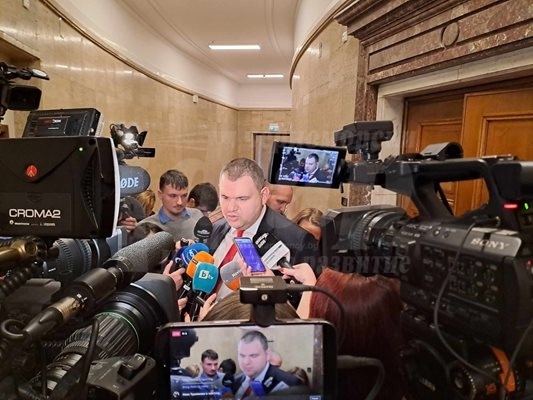 Делян Пеевски за отсъствието на Румен Радев на клетвата в КС: Без значение