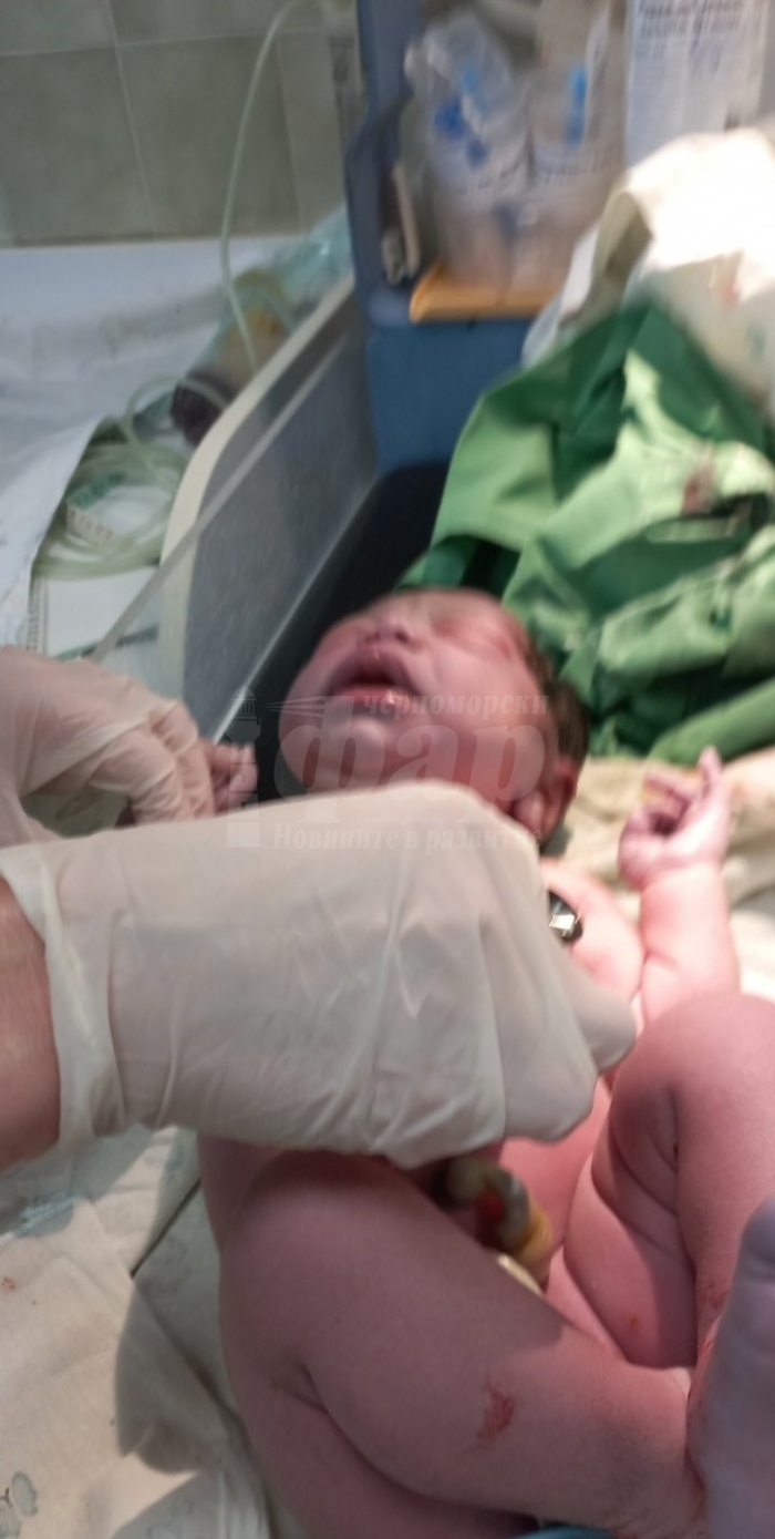 Парамедик изроди бебе в линейка в центъра на Бургас
