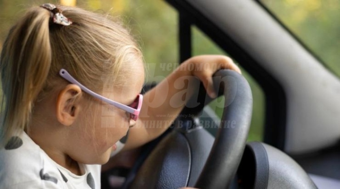 Под надзора на баща си: Малко момиче шофира кола