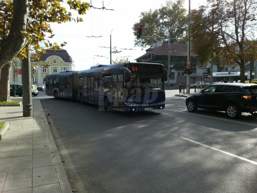 В рамките на 2 часа: Две жени паднаха на пода след набити спирачки на автобуси