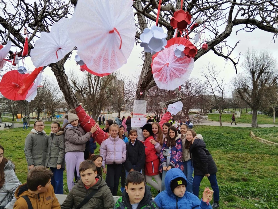 Паркът в „Изгрев“ засия в бяло и червено