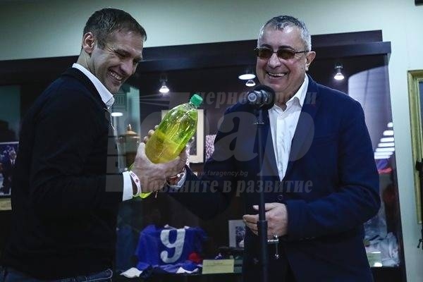Стилиян Петров и бивш негов треньор представиха футболна книга 