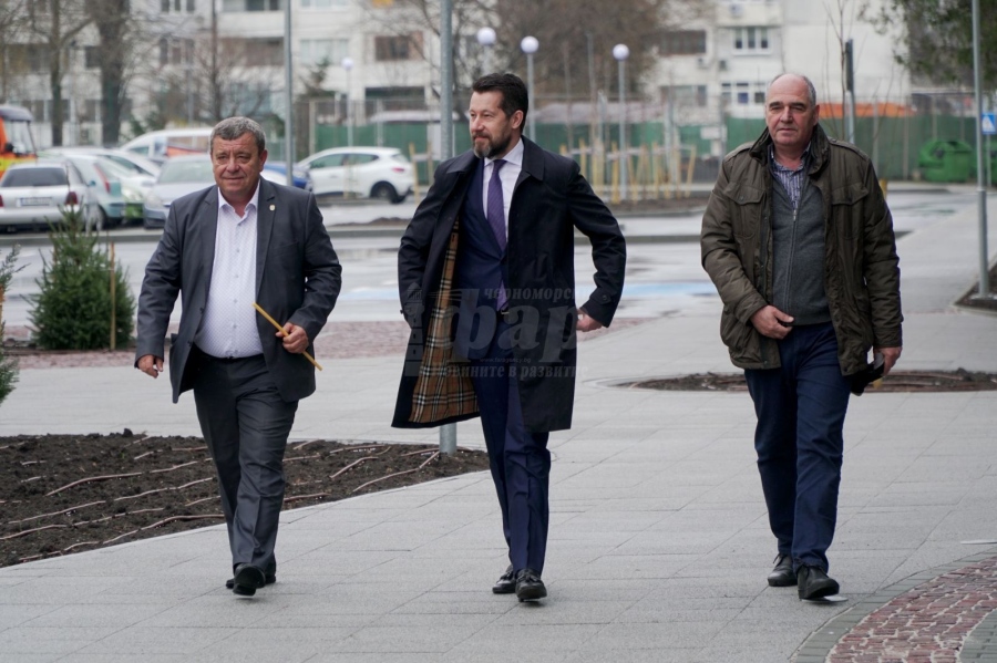Кметът Жельо Вардунски откри обновения площад в Камено
