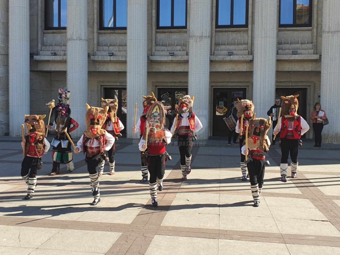 Бургаски ученици, облечени като кукери, наричаха за здраве и благоденствие пред сградата на Община Бургас