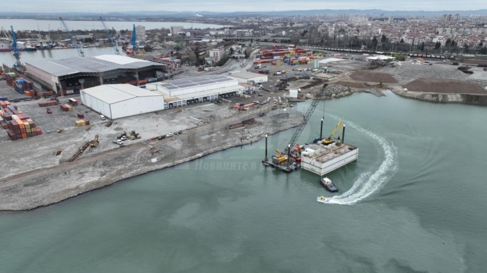 Първият кесон за новото корабно място в Пристанищен терминал Бургас-Запад бе положен в проектно положение