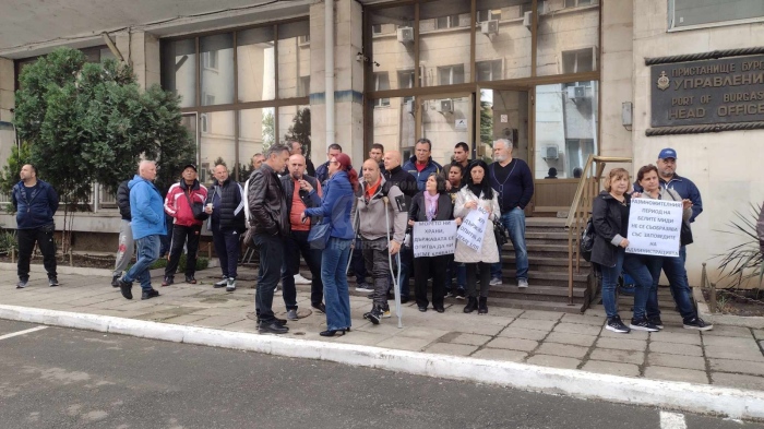 Рибари протестираха срещу тримесечната забрана за улов на бяла мида