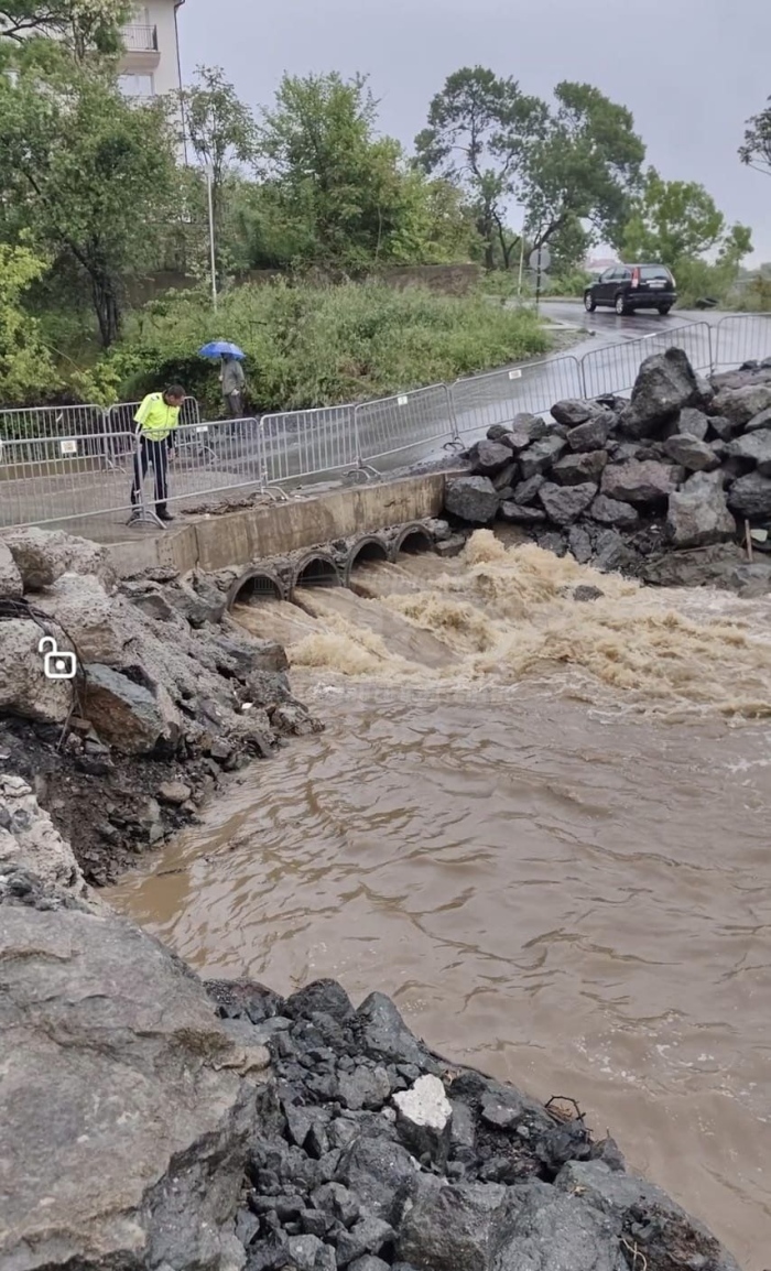 Река Черна отново се покачи,  спряха движението по моста за Василико 