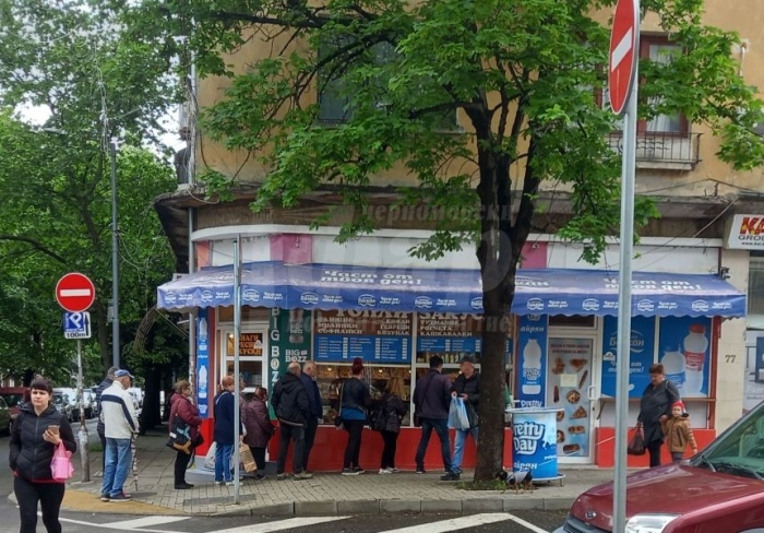 Опашки за козунаци се извиха пред пекарните в Бургас 