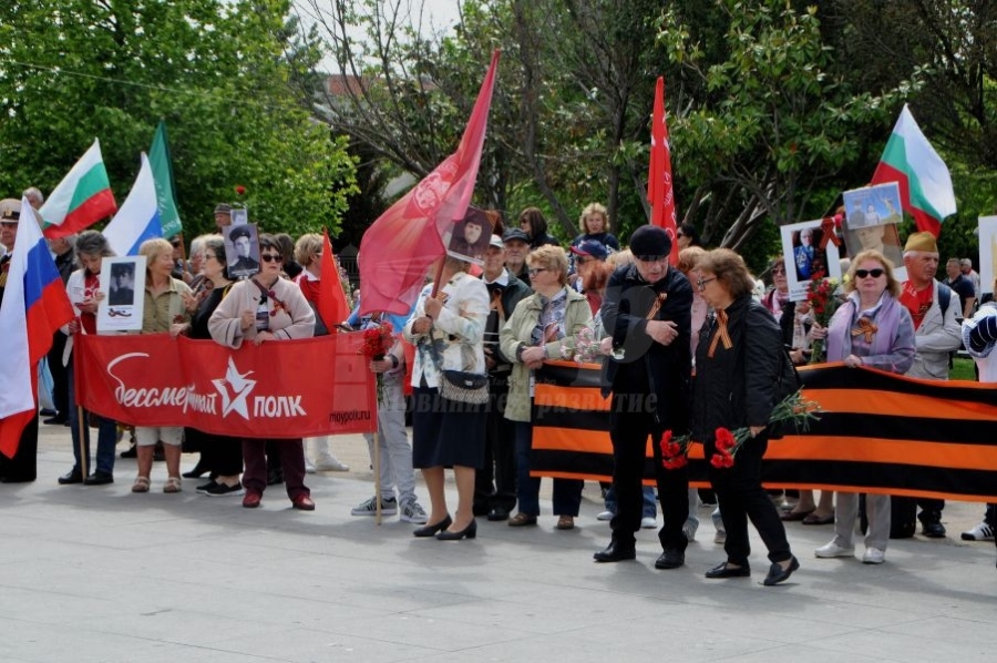  За поредна година! „Безсмъртният полк“ шества по улиците на Бургас/СНИМКИ/