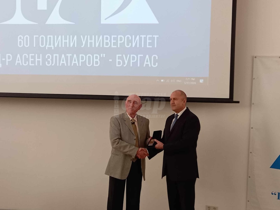 Президентът Радев на крака при проф. дхн Ованес Мекенян /ОБНОВЕНА/