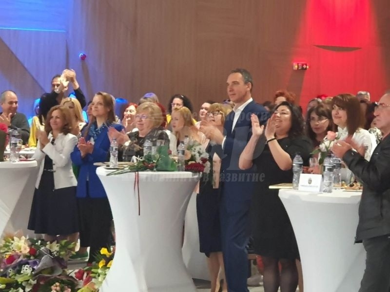Награждават най-успешните учители през годината в сферата на бургаското образование 