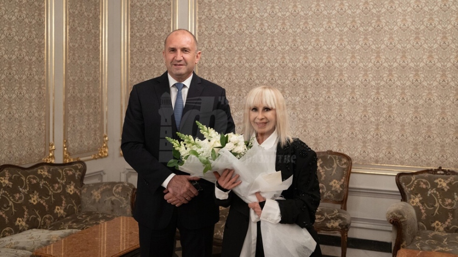 Румен Радев удостои Лили Иванова с Почетния знак на президента