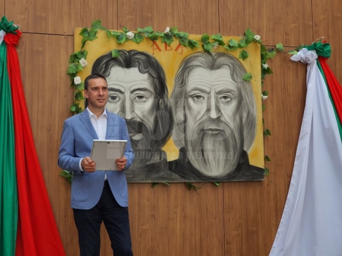 Кметът Димитър Николов: „Честит празник на българската азбука, просвета и култура, бургазлии!“