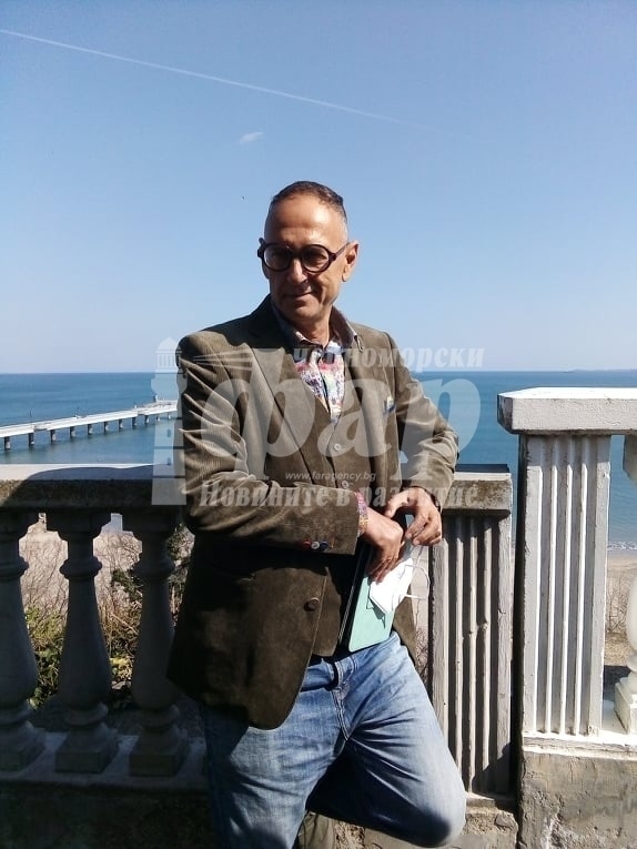 Кирил и Методий върху танк: Ежедневното величие, което дори не подозирате