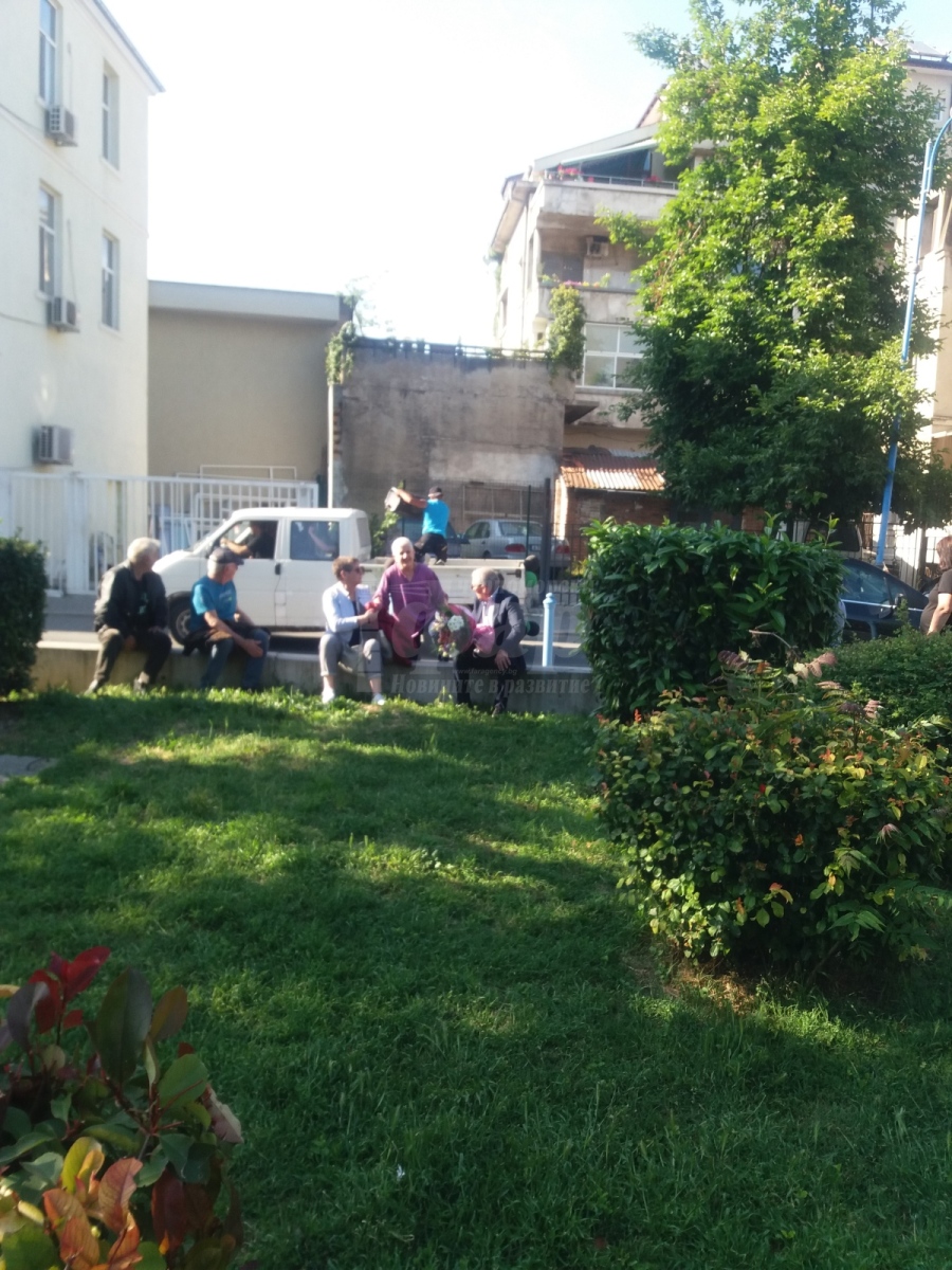 Камион за боклук вози абитуриент