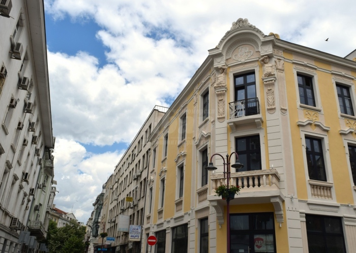 Поредна стара сграда в Бургас грейна след реставрация, скоро и Хатевата къща